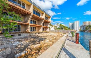 9-bedroom townhouse 811 m² in North Miami Beach for $3,799,000