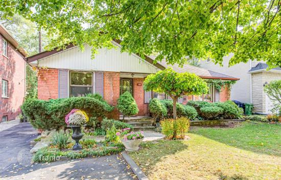 4 bedroom houses for sale in North York - Buy four bed villas in North York