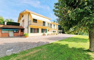 4-bedroom villa 380 m² in Lucca for 1,100,000 €