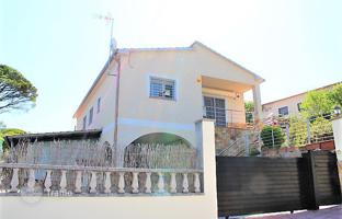 Two-storey villa with a swimming pool and a garden in a residence with a restaurant and sports grounds, near the beach, Lloret de Mar, Spain for 312,000 €