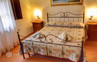 Villa 550 m² in Follonica for 800,000 €