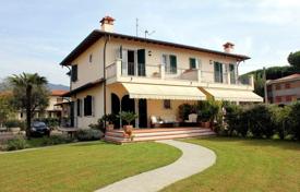 New villa with a well-kept garden in a quiet area, 800 meters from the sea, Forte dei Marmi, Italy for 8,400 € per week