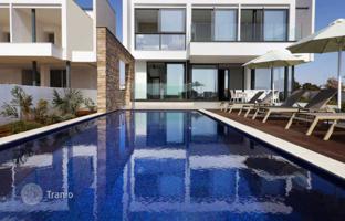 5-bedroom cottage in Famagusta for 1,390,000 €
