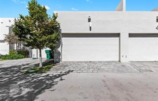 3-bedroom house 210 m² in Doral for $740,000