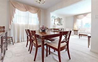 3-bedroom house in North York for 1,488,000 €
