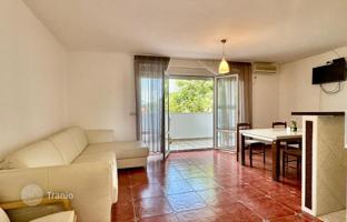 Three-bedroom apartment with a private courtyard in Petrovac, Budva, Montenegro for 187,000 €
