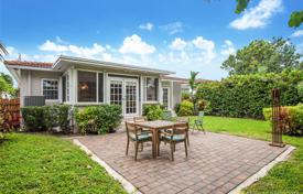 Cozy cottage with a plot and a solarium, Surfside, USA for $819,000