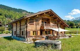 Beautiful chalet with a sauna and a jacuzzi at 100 meters from slopes, Las Clusaz, France for 4,900 € per week