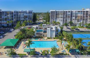 2-bedroom apartments in condo 105 m² in Hallandale Beach for $310,000