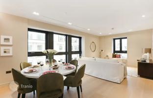 Two-bedroom apartment with a balcony in a residence with a garden and concierge service, Pimlico, London, UK for £1,158,000