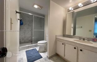2-bedroom apartments in condo 99 m² in South Ocean Drive for $400,000