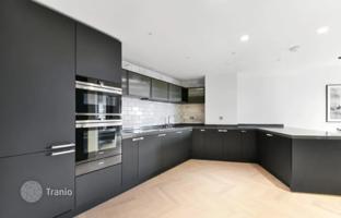 Two-bedroom apartment in a new residence with a swimming pool in a roof-top garden, in a central area of London, Finsbury, UK for £1,388,000