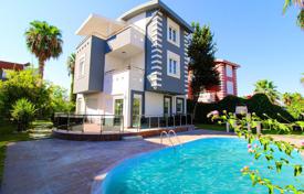 Detached triplex in the complex for $360,000