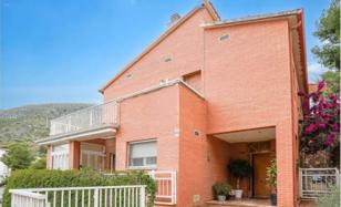 Three-level villa with a pool, a garden and beautiful views in Castelldefels, Spain for 975,000 €