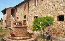 Well-groomed farm in Asciano, Tuscany, Italy for 990,000 €