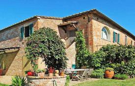 Traditional villa with a pool and a garden in Siena, Tuscany, Italy for 1,100,000 €