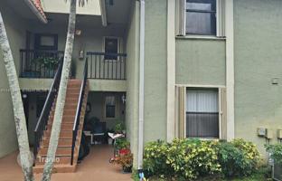 3-bedroom apartments in condo 102 m² in West End for $325,000