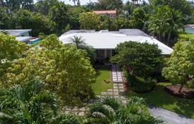 Cozy cottage with a backyard, a jacuzzi and a garden, Miami Beach, USA for $2,495,000