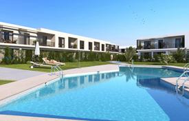 4 bedroom townhouse in the new complex of Adel, consisting of 32 homes situated right along the Old Course at the San Roque Club for 489,000 €