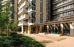 One-bedroom apartment with a view of the canal in a residence with gardens and lounge areas, Paddington, London, UK for £784,000