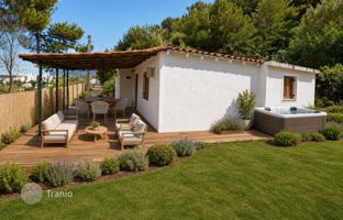 A House with Land, Just Minutes from the Beach for 188,000 €