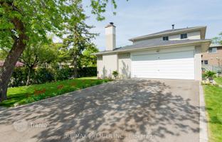 8-bedroom house in Etobicoke for C$1,829,000