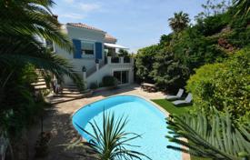 Renovated villa with a swimming pool and a garden in a quiet area, near beaches, Cap d'Antibes, France for 5,000 € per week