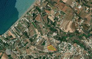 Land plot 16,389 m² in Argaka for 1,545,000 €
