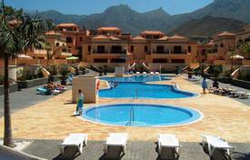 Townhouse with terraces and a garage, in a residence with a swimming pool, El Duque, Tenerife, Spain for 550,000 € Townhouse with terraces and a garage, in a residence with a swimming pool, El Duque, Tenerife, Spain for 550,000 €
