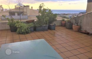 Duplex penthouse with a terrace and a sea view in a gated residence with a garden and a pool, near the beach and the center of Lloret de Mar for 578,000 €