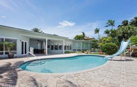 Comfortable villa with a private garden, a swimming pool, a terrace and ocean views, Miami Beach, USA for 6,306,000 €