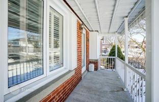 9-bedroom house in Etobicoke for C$1,517,000