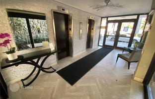 1-bedroom apartments in condo 83 m² in Bay Harbor Islands for $400,000