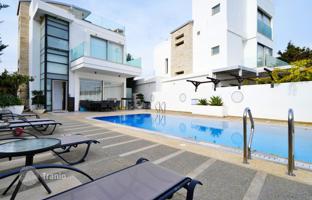 5-bedroom cottage in Famagusta for 1,000,000 €
