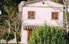 Traditional two-storey villa in Pietrasanta, Tuscany, Italy for 1,000,000 €