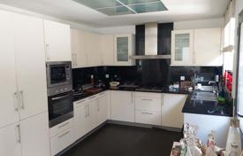 3 bedrooms; 3 bathrooms; Garden for 650,000 €