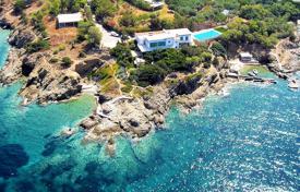 Spacious villa with a swimming pool and a parking directly on the beach, in a prestigious area, Attica, Greece for 11,500 € per week