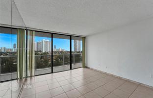 2-bedroom apartments in condo 99 m² in Aventura for $370,000