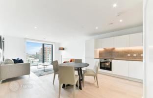 Three-bedroom apartment in a riverside residence with a swimming pool and a promenade, in a green area, Royal Docks, London, UK for £750,000