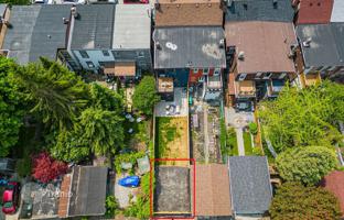 9-bedroom townhouse in Carlaw Avenue for C$2,017,000