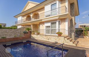 Three-storey townhouse with a swimming pool and a garage in Salou, Spain for 435,000 €