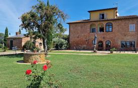 Holiday farm with swimming pool and restaurant for sale in Tuscany for 1,495,000 €