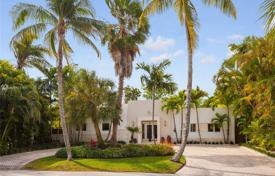 Family cottage with a backyard, rest area and a terrace, Key Biscayne, USA for $2,149,000