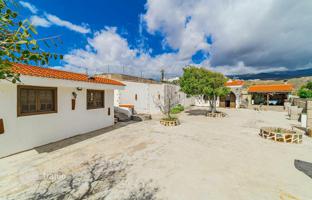 Villa in Granadilla for 600,000 €