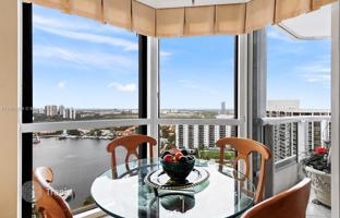 3-bedroom apartments in condo 174 m² in Aventura for $898,000