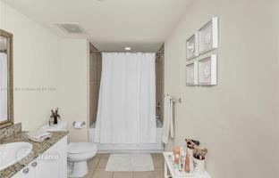 2-bedroom apartments in condo 109 m² in Aventura for $600,000