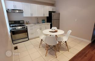 11-bedroom townhouse in Dufferin Street for C$1,678,000