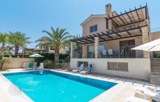 Luxury 5-bedroom villa, with sauna, overflow swimming pool, private beach access, situated on gated complex for 825,000 €