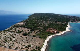 Land plot 2,500 m² in Lun for 285,000 €