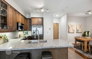 3-bedroom apartment in Lake Shore Boulevard West for C$1,068,000